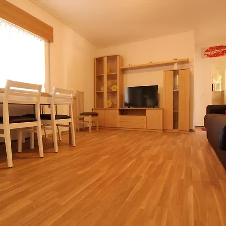 Lägenhet Cozy In 80 M² With View